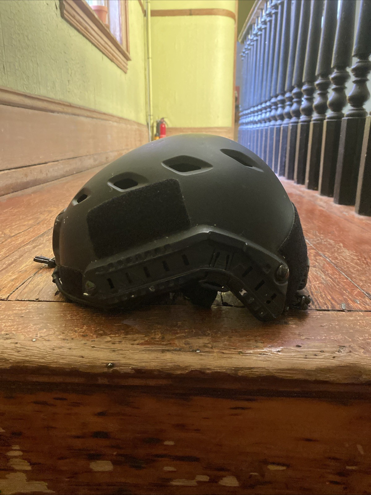 Tactical helmet medium
