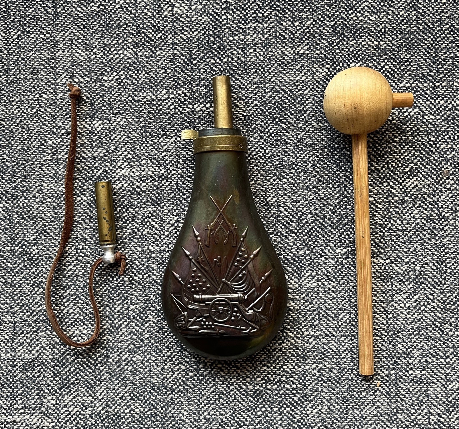 Vintage Copper/Brass Gun Powder Flask w/US Civil War Cannon, Muskets & Flags +++