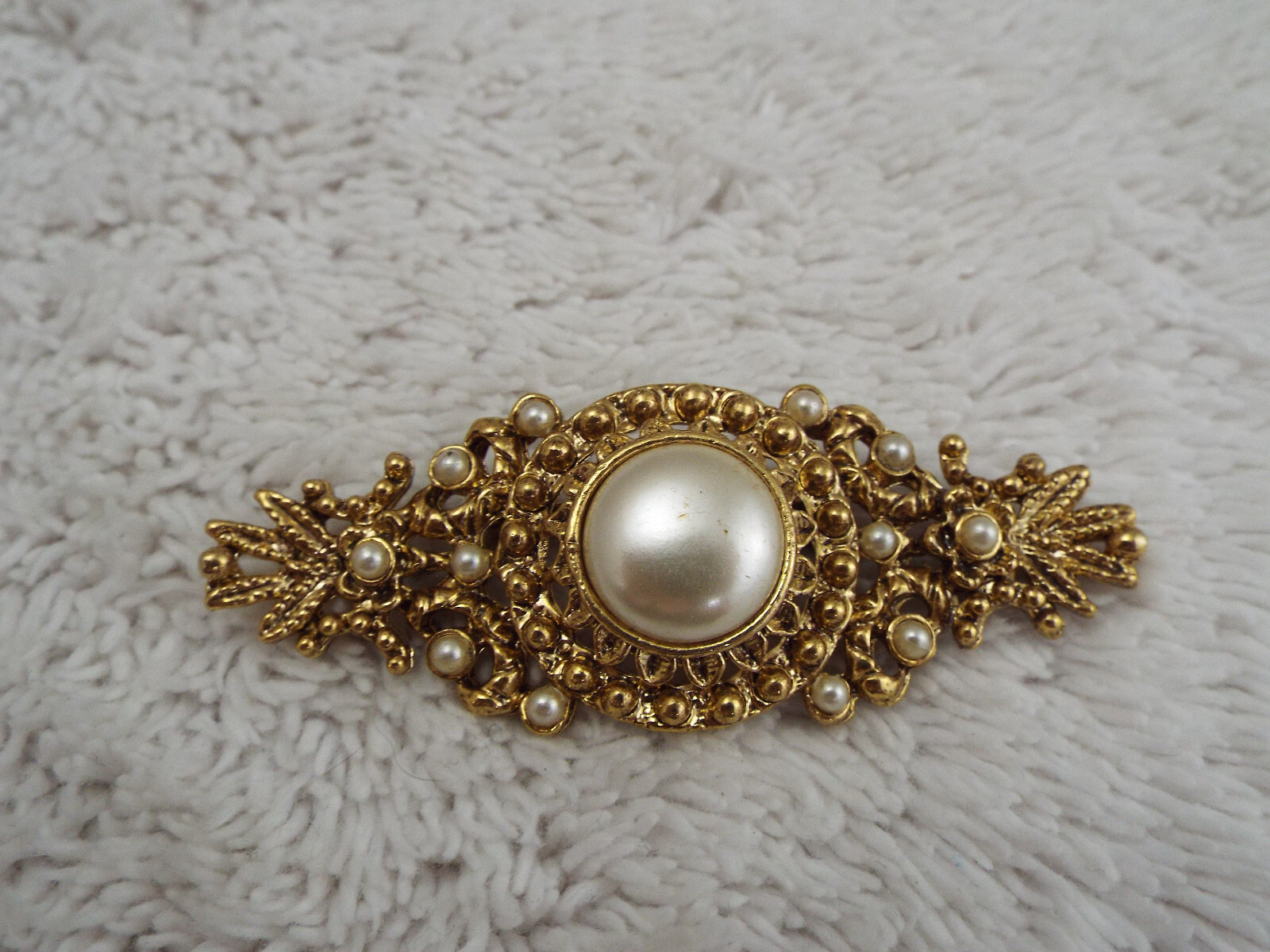 Goldtone White Bead Pin (D15)