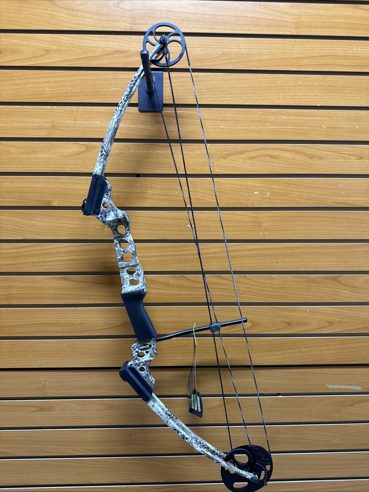 Genesis Archery Gen-X Compound Bow RH Camouflage - Item 4170
