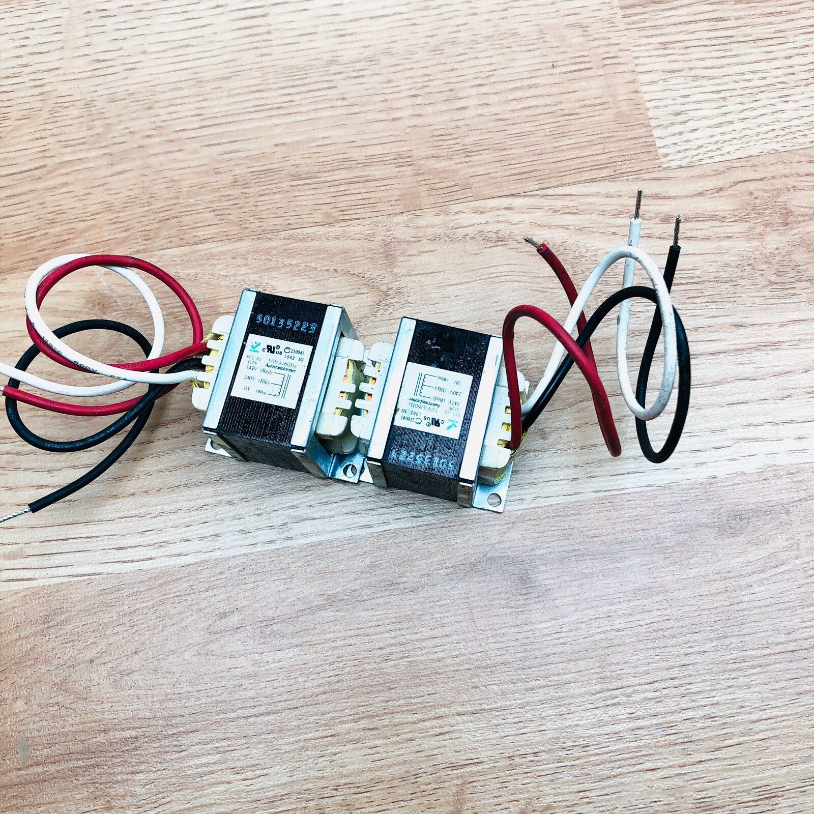 LOT OF 2 ROHS ECL-B2 AUTOTRANSFORMER 50135223 50/60HZ (RED347V)BLACK 240V)OV-WHT