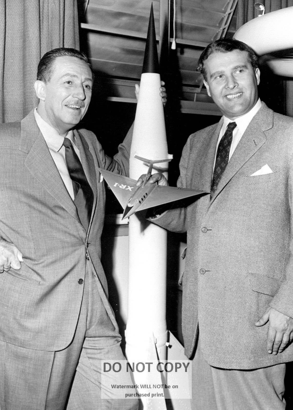 *5X7* PHOTO - WERNHER VON BRAUN w/ WALT DISNEY @ REDSTONE ARSENAL 1954 (EP-001)