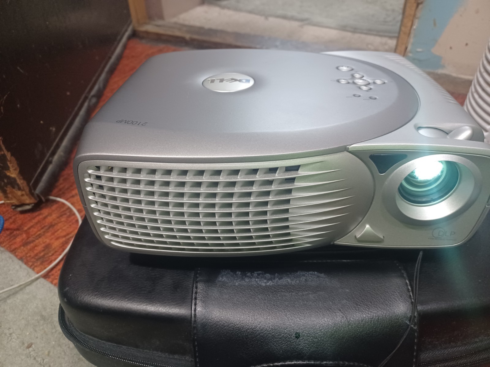 Dell 2100MP DLP Projector with Carry Case – Portable High-Resolution Display