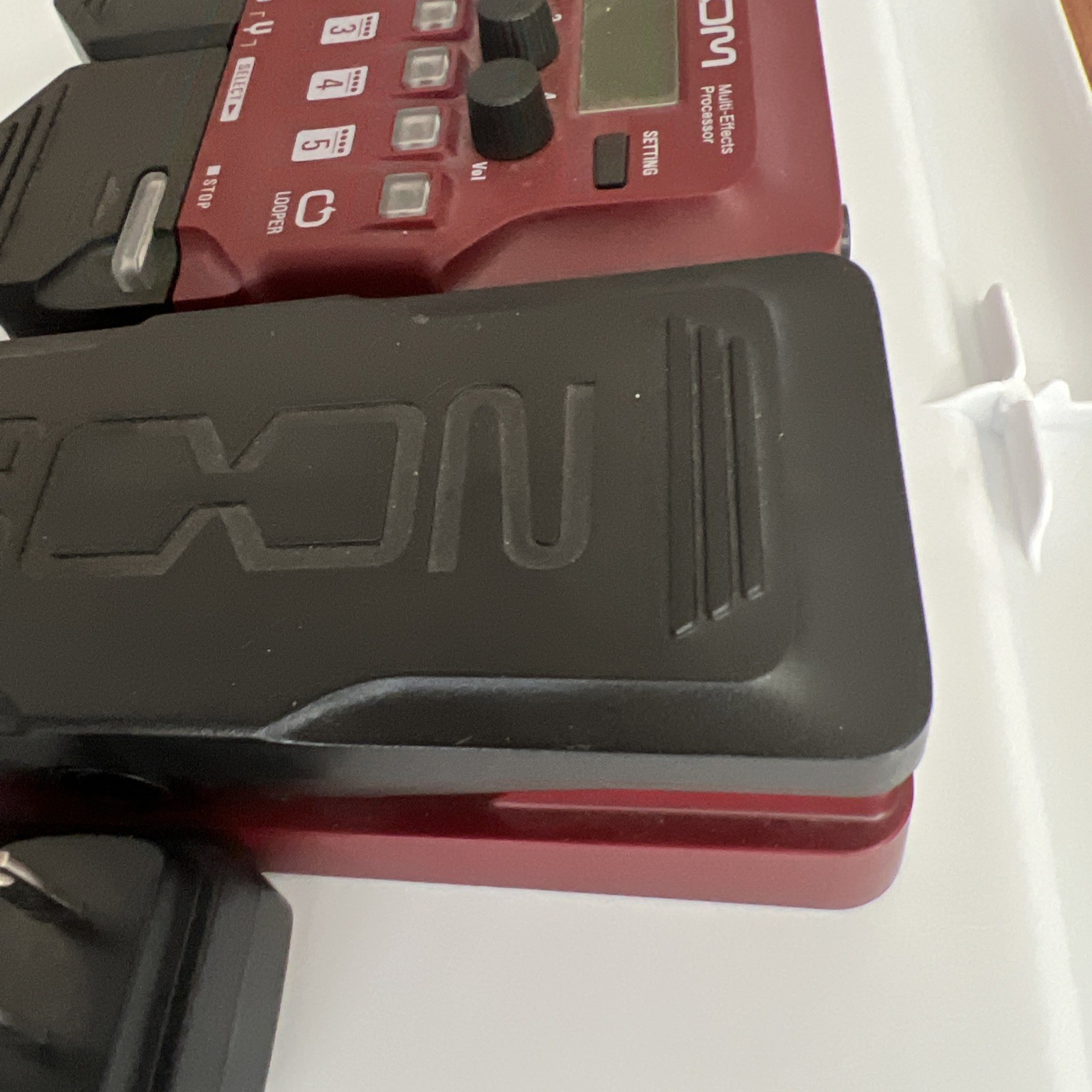 ZOOM Multi-Effects Processor (for Bass) B1 FOUR Red & Zoom with ZOOM PS & Box