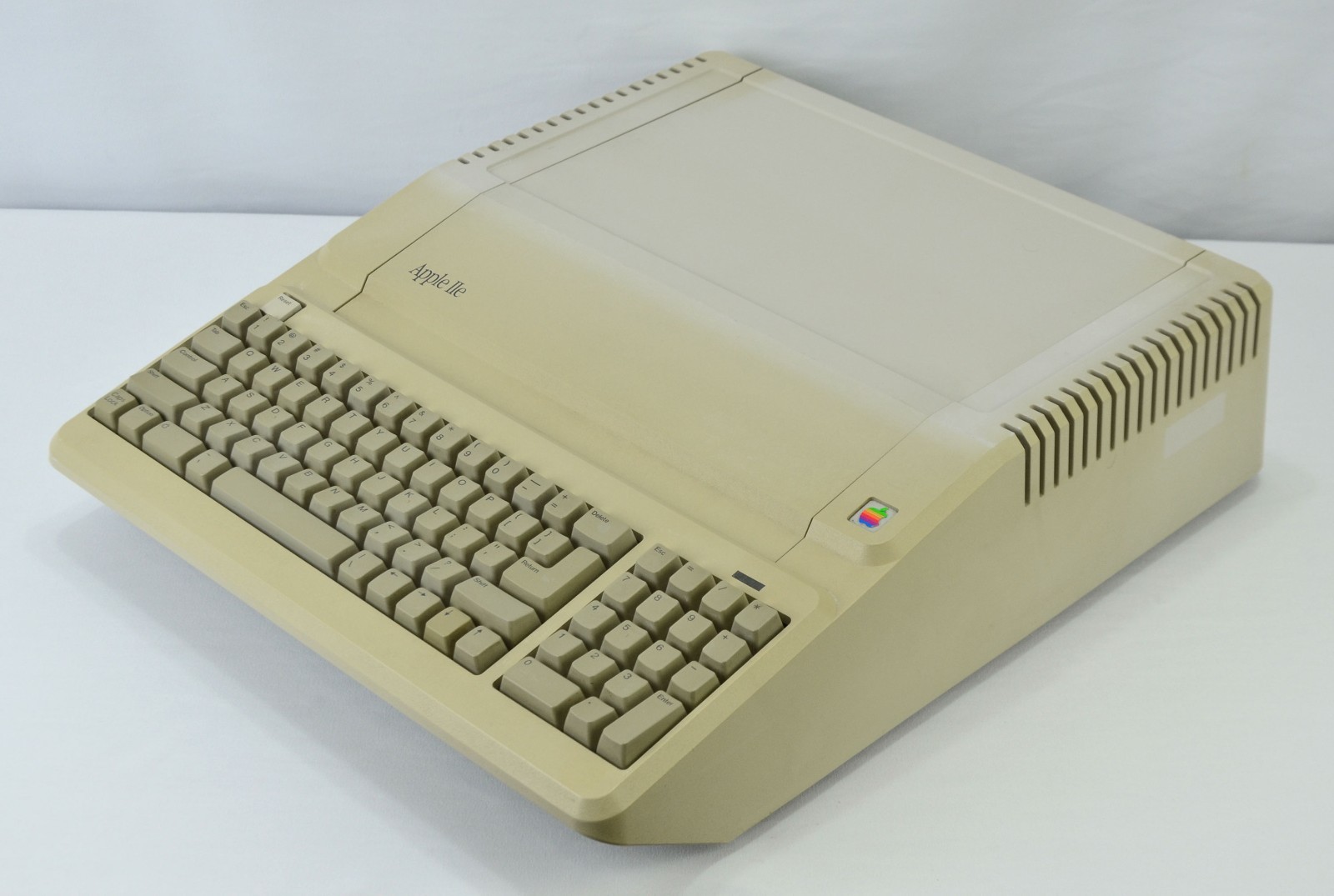 Vintage Apple IIe Platinum 128k Computer System (Works, Recapped)