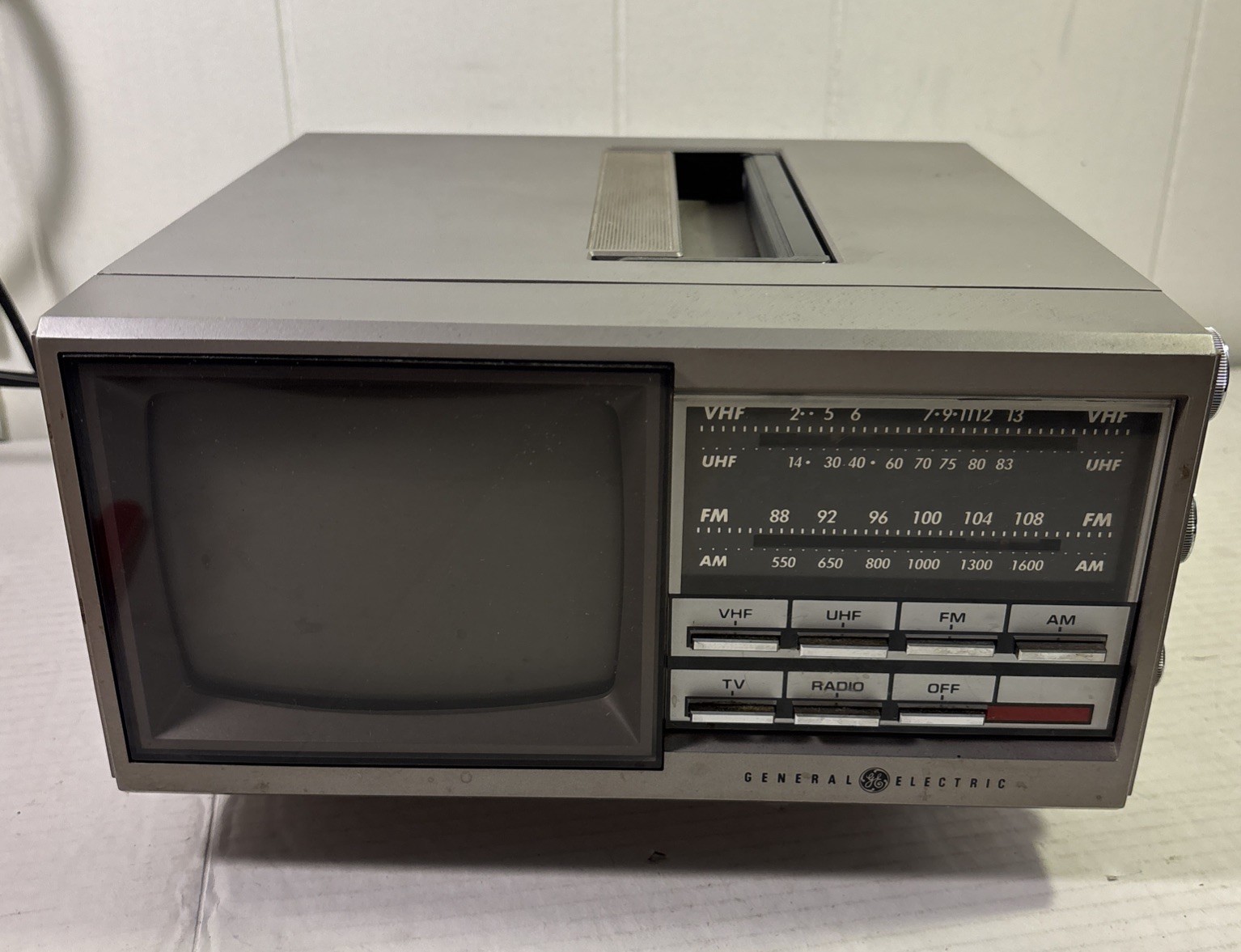 Spacemaker Kitchen Companion GE TV/Radio 5” B&W FM/AM  7-7150 Tested & Working