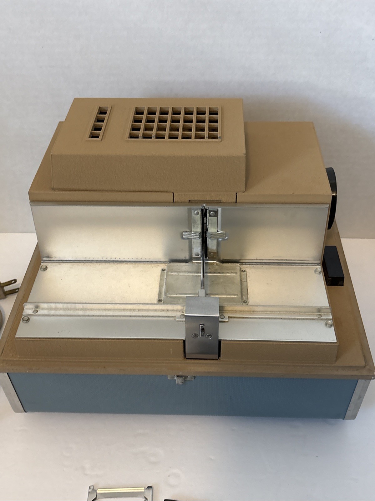Vintage Argus 300 Model 38 Automatic Slide Projector with Carrying Case