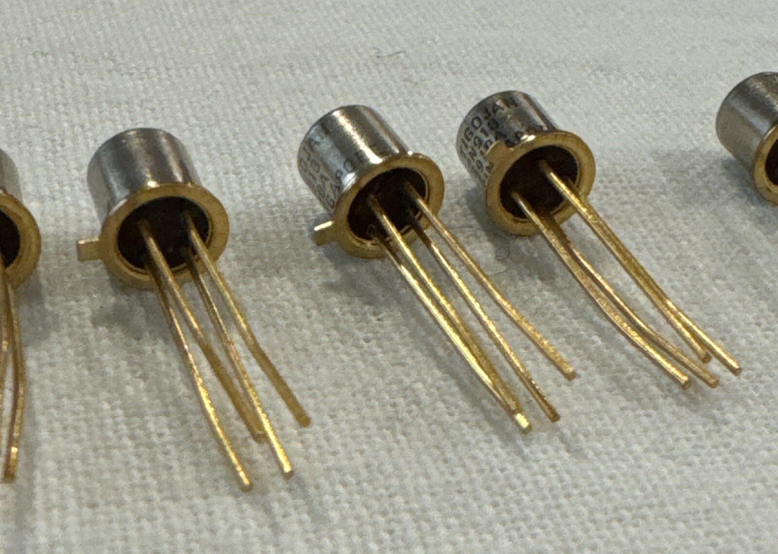 5 X 2N918 Transistor 3-Pin Gold Pins New Old Stock 2N918 2910A