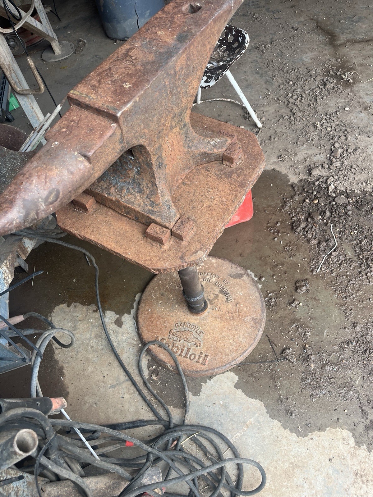 Blacksmith Anvil on Metal Stand/Base with Mobil Oil Base for Shop Forge Work