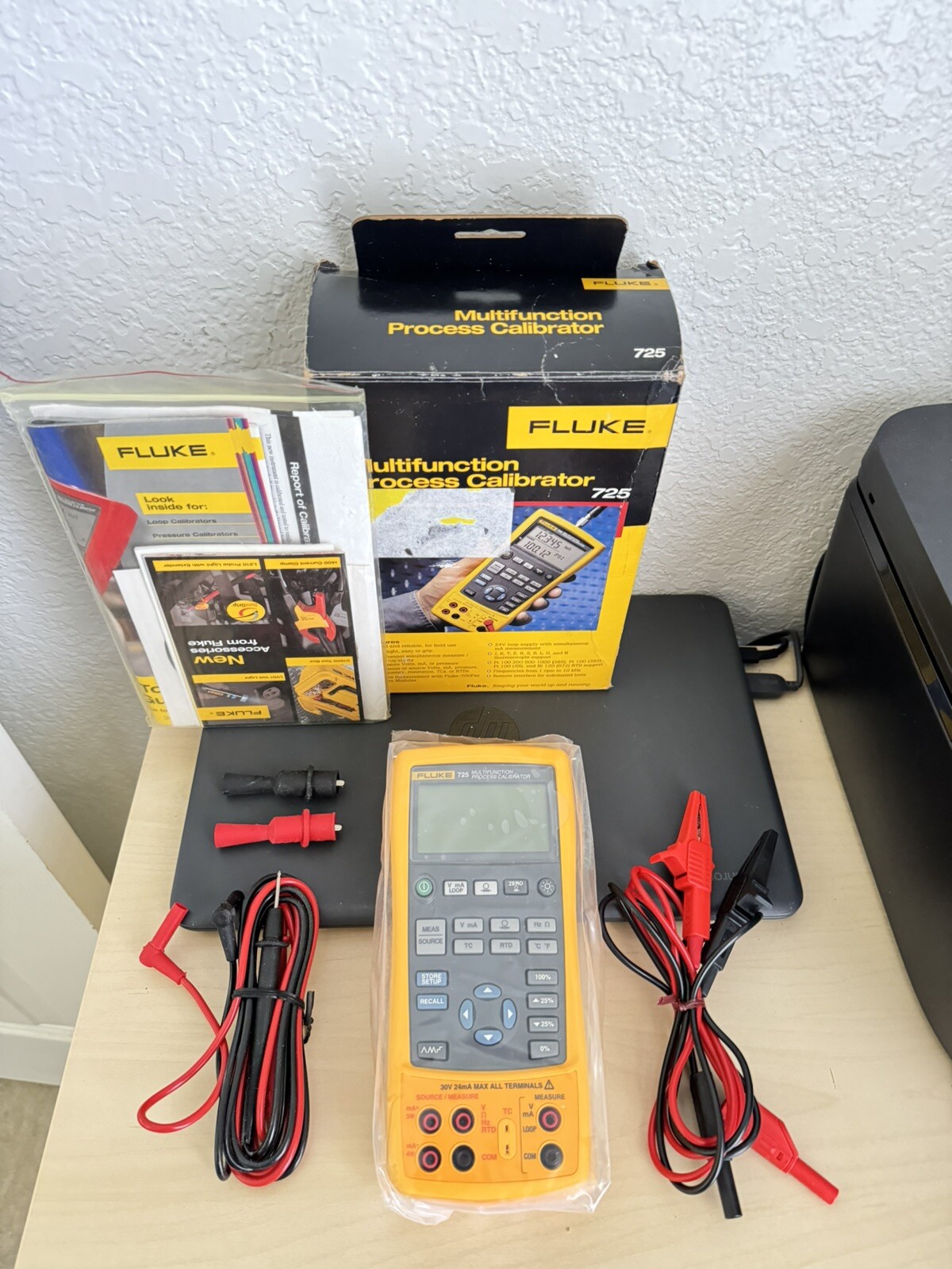 FLUKE 725 Multifunction Process Calibrator W / Leads/ BOX