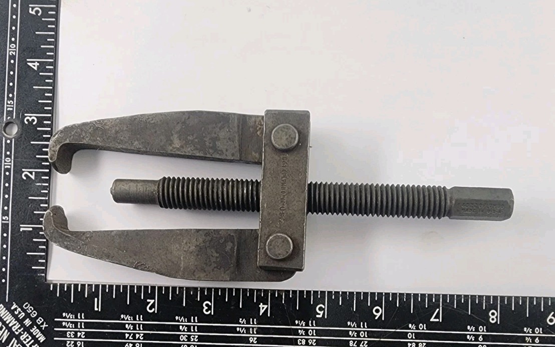 (2) Vintage Medium Size 2-Jaw Gear Pullers - Plomb 4061 4022 & Unknown