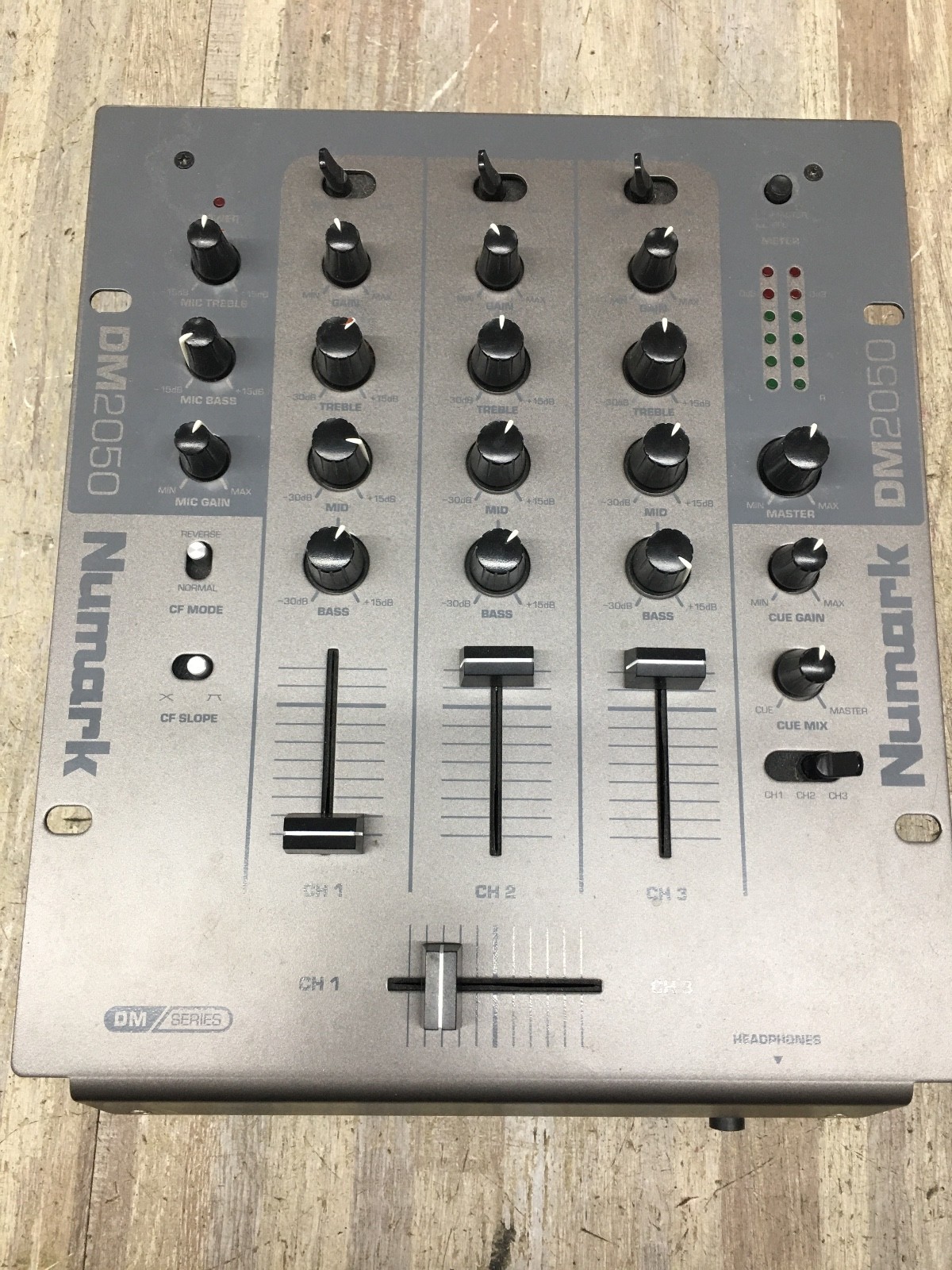 Numark DM2050 3CHANEL DJ Mixer  GOOD CONDITON. NO POWER ADAPTER BARELY USED