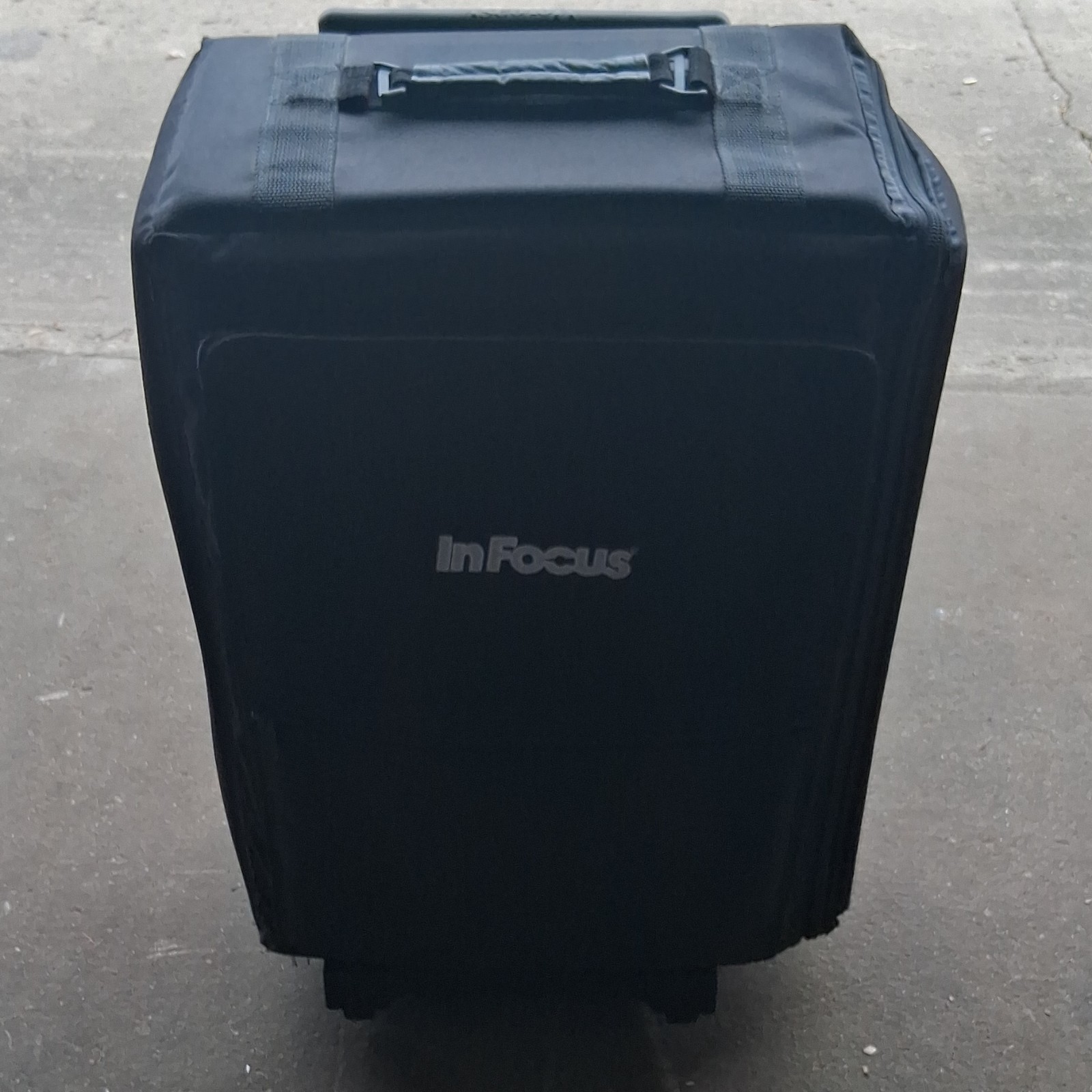 InFocus LP225 Desktop Projector VGA RCA Table Top Gray with Remote & Case.