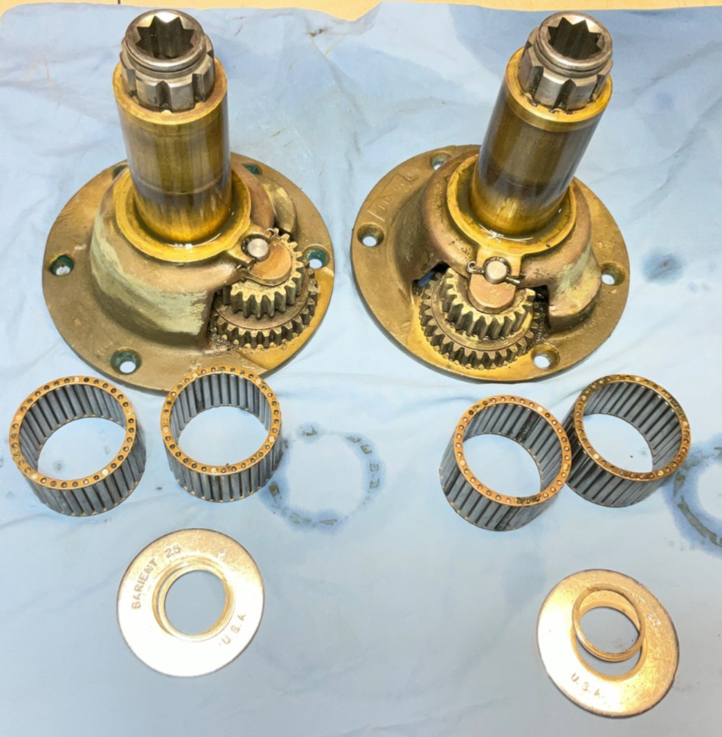 Pair Barient 25 winches. Aluminum. Double speed. Bronze internals. 2 winch hndls