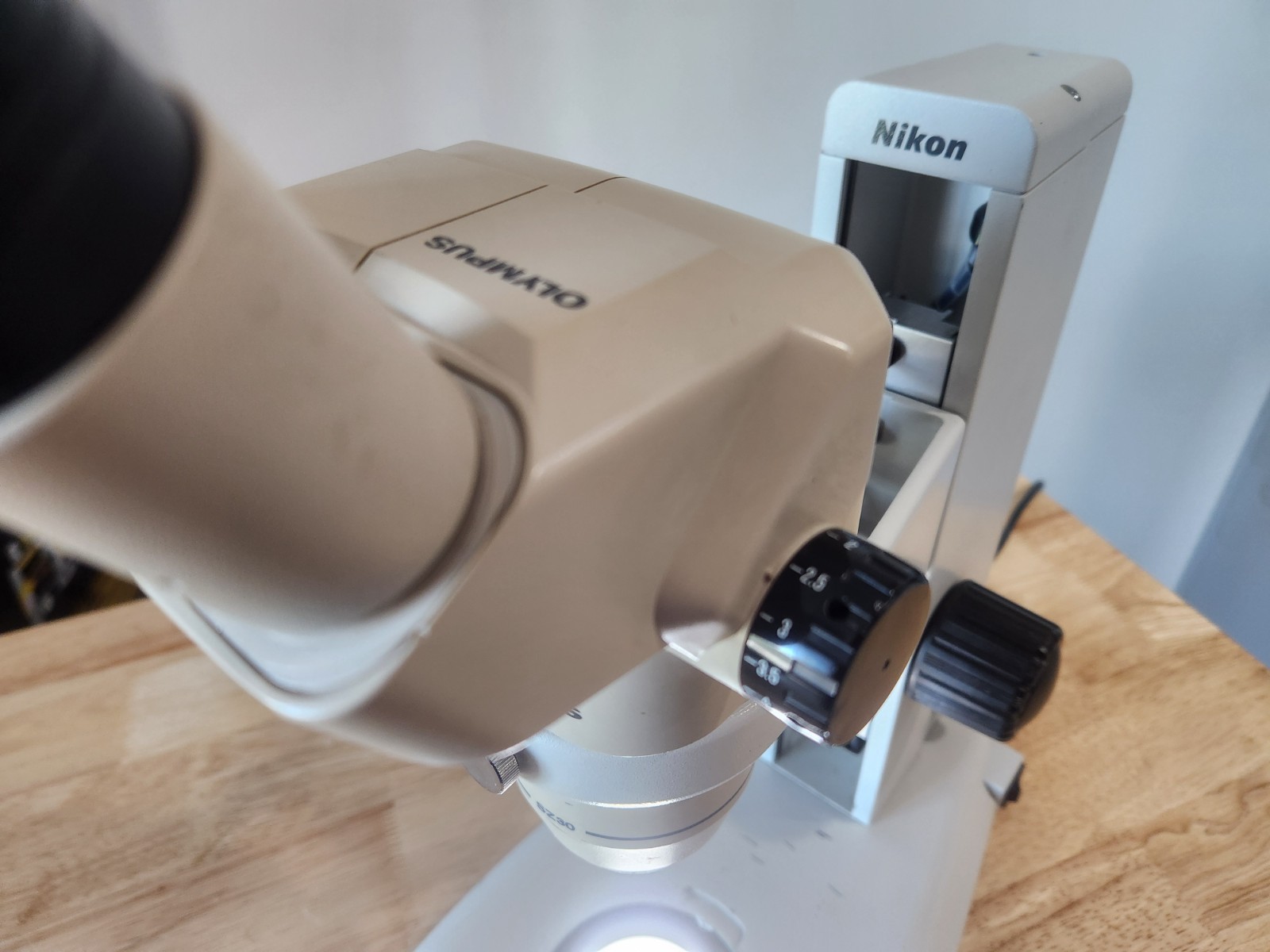Nikon C-LEDS Microscope Stand With Olympus SZ3060 Stereo Microscope