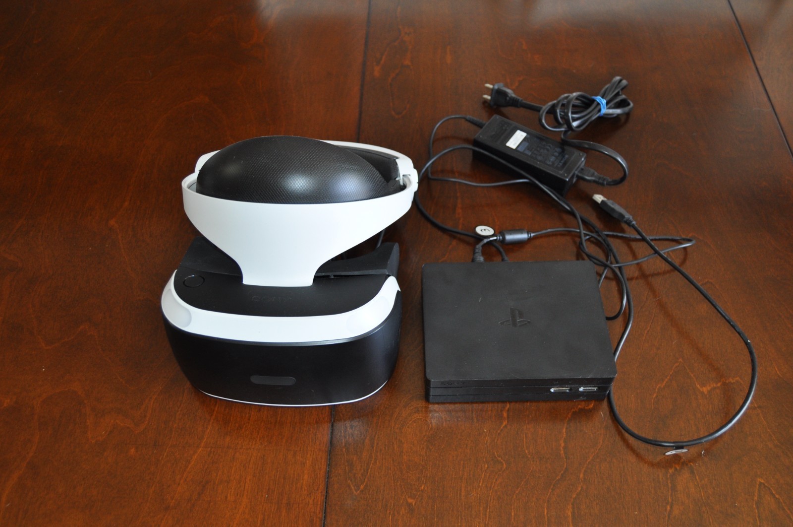 Sony PlayStation 4 PSVR Headset & CUH-ZVR2 VR Processor.