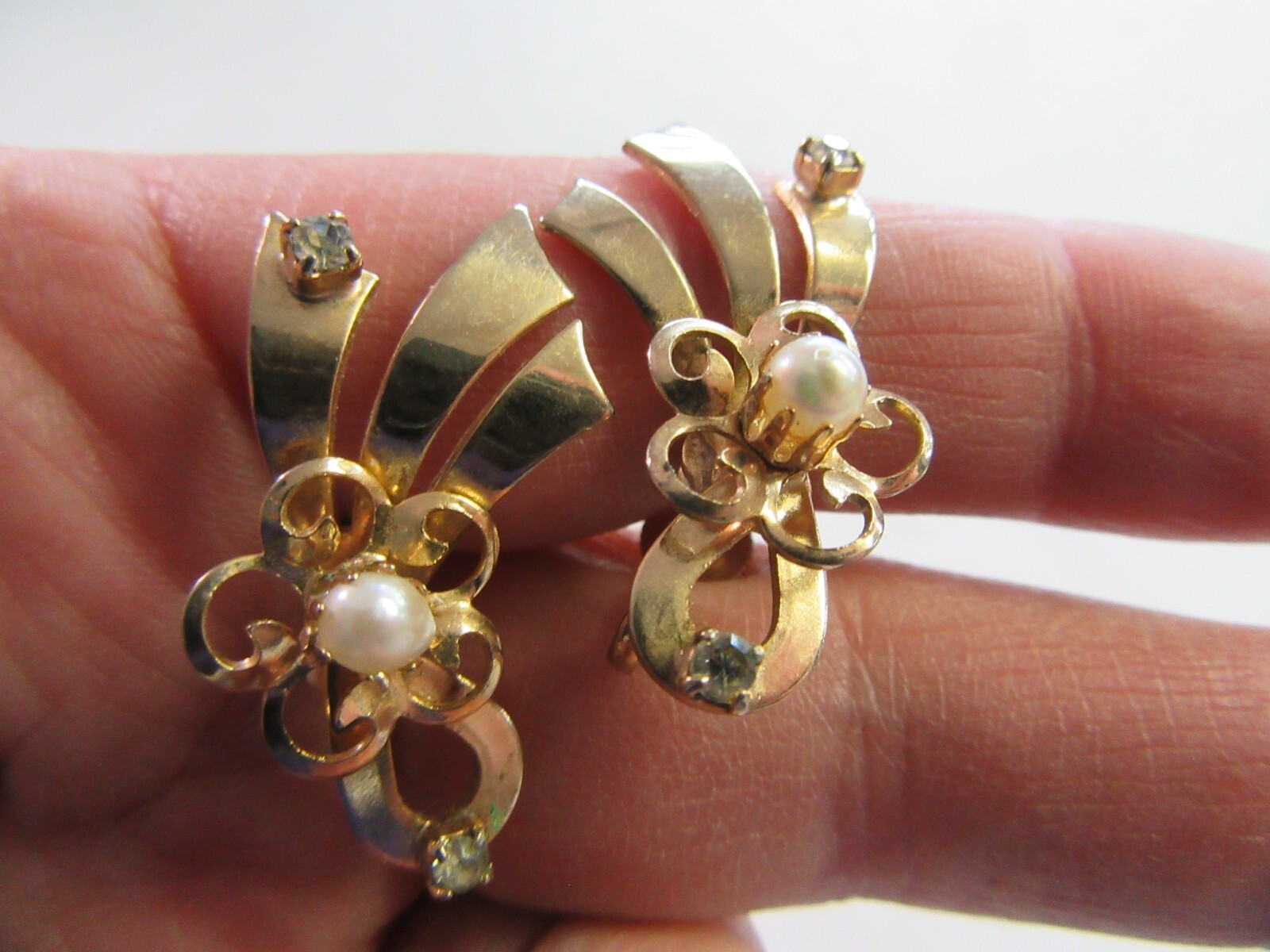 Beautiful Vintage Flower Motif Pearl, Rhinestone, Gold Tone Screw On Earrings