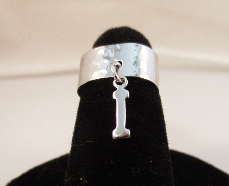 14KT WHITE  GOLD PLATED  DANGLE INITIAL I TOE RING IN A HAMMERED RING