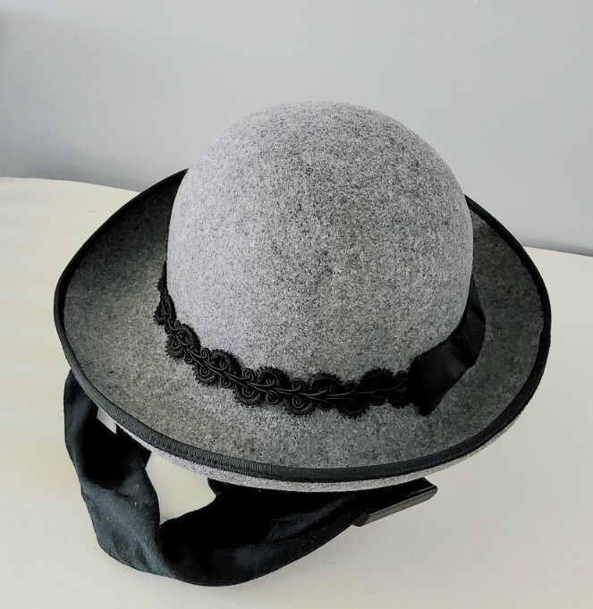 Betmar street smart 100%wool winter har with ear flaps gray black trim