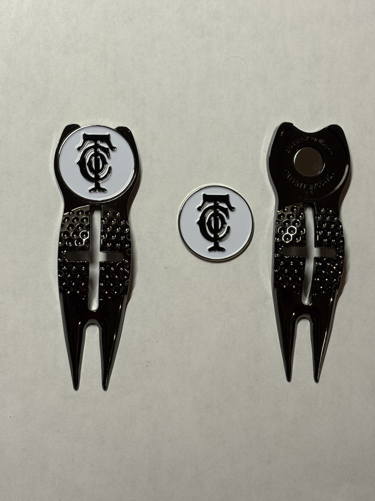 (1) Old Town Club Crosshairs Divot Tool & 1" Coin Style Golf Marker - A Beauty!