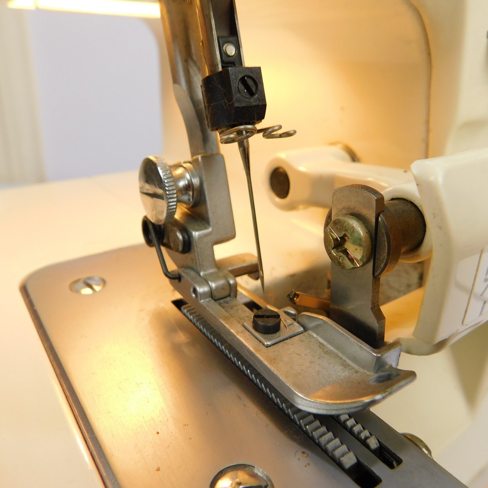 White SpeedyLock 7234 Serger Overlock Sewing Machine Tested Serviced w/ Pedal