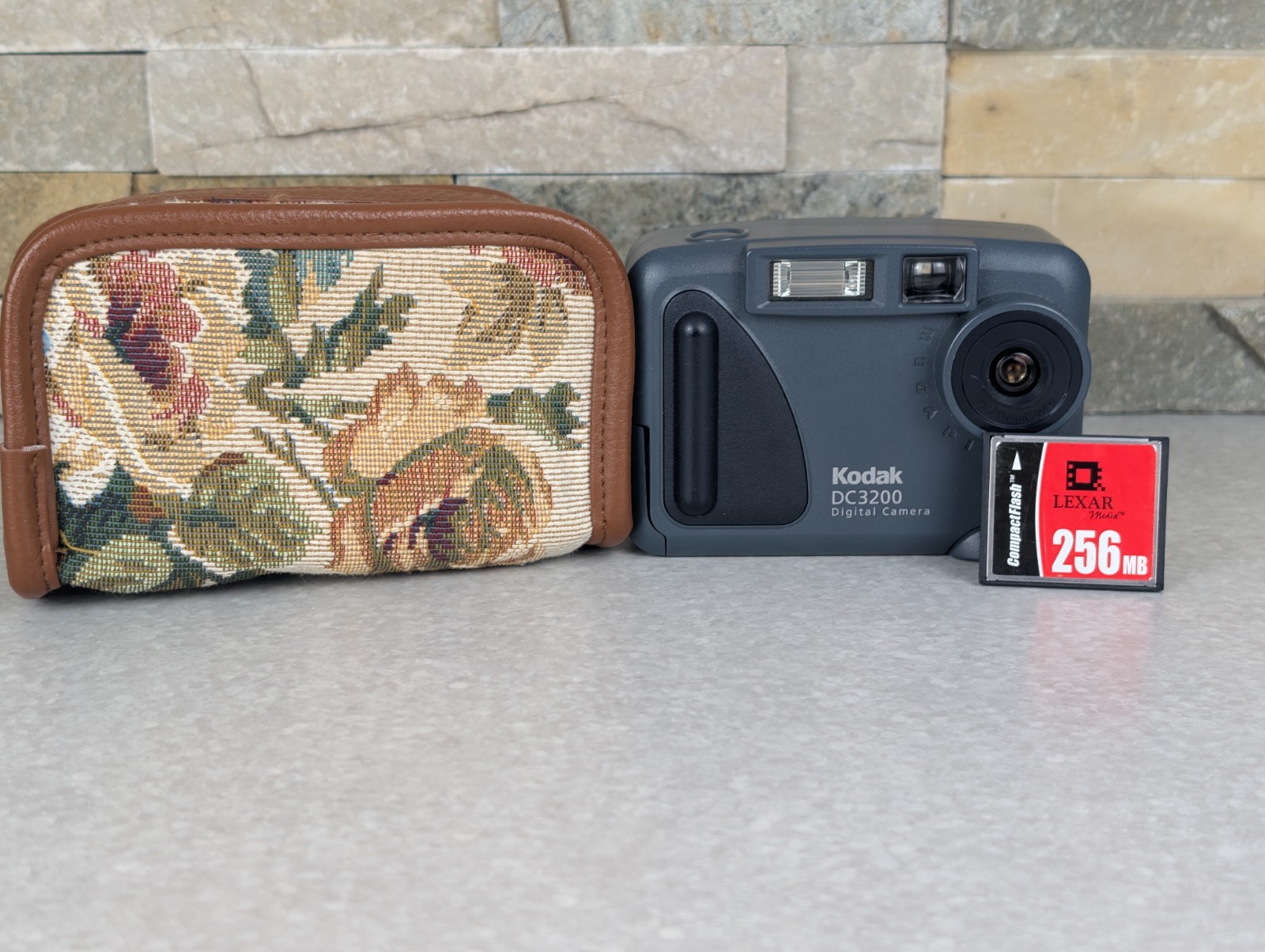 Kodak DC 3200 1.0MP Digital Camera With Case & MEMORY CARD