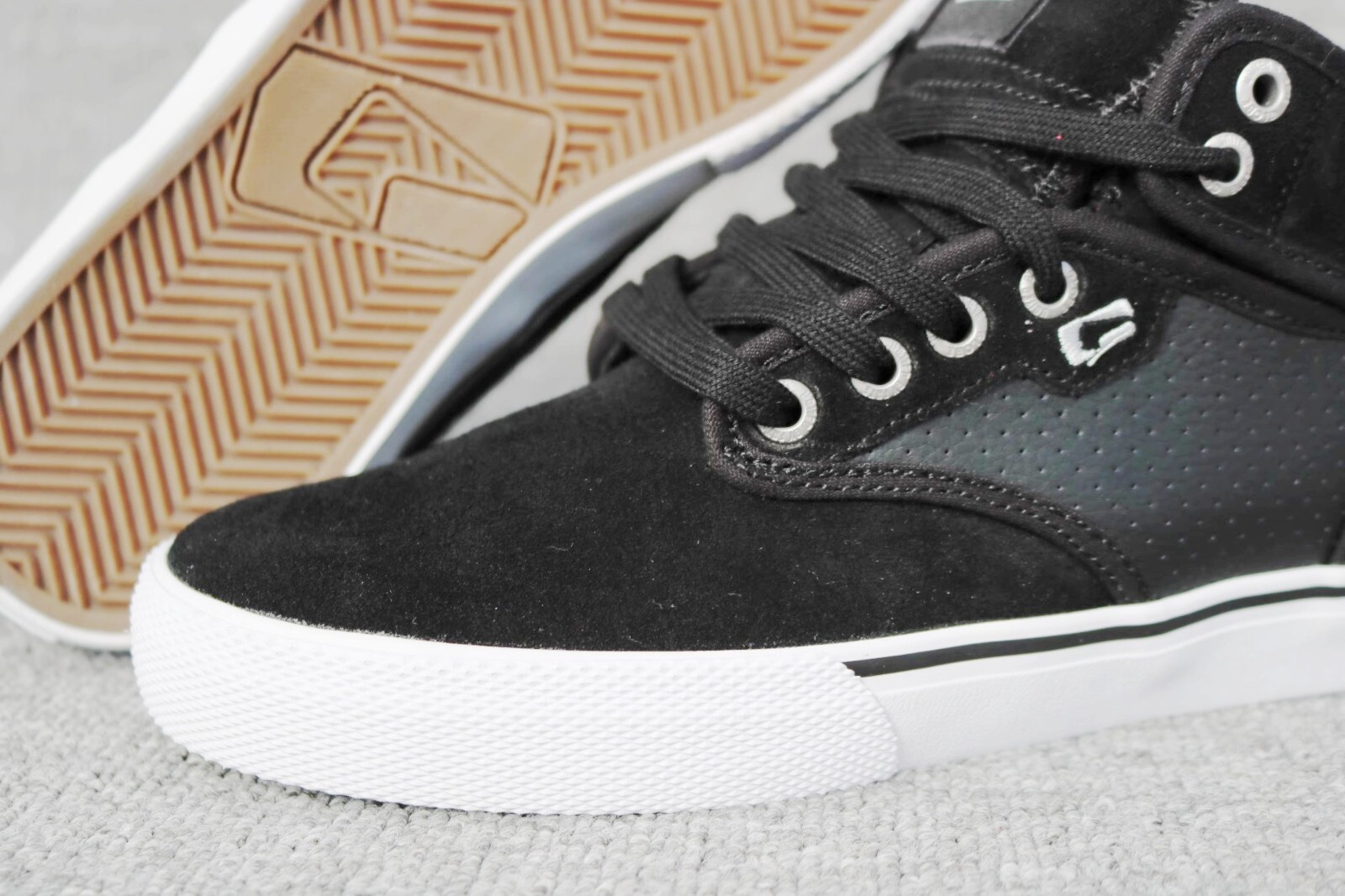 Globe Men's Motley Mid Skate Shoe US size