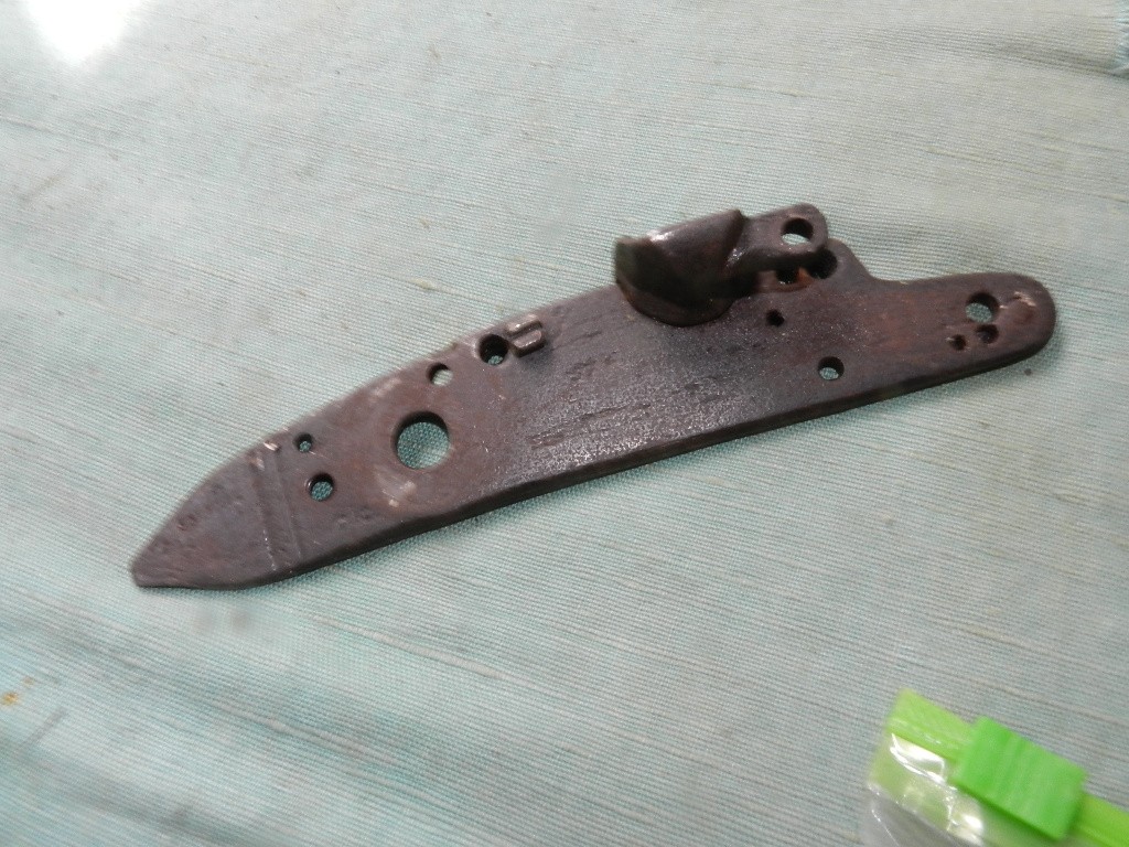 Early musket flintlock pste with pan