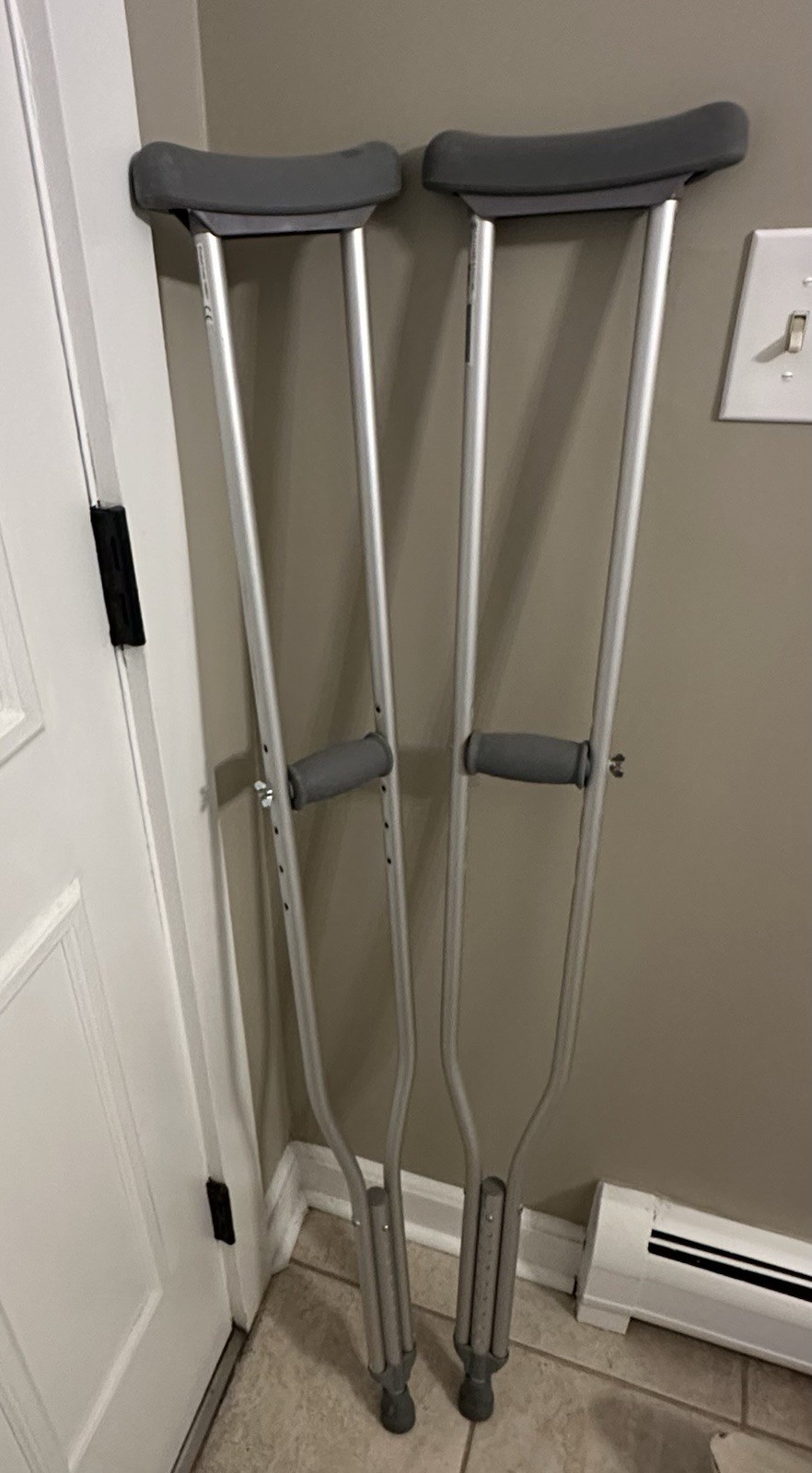 Drive Medical 10402-1 Aluminum Underarm Crutches for Tall Adults 5'10"-6'6"