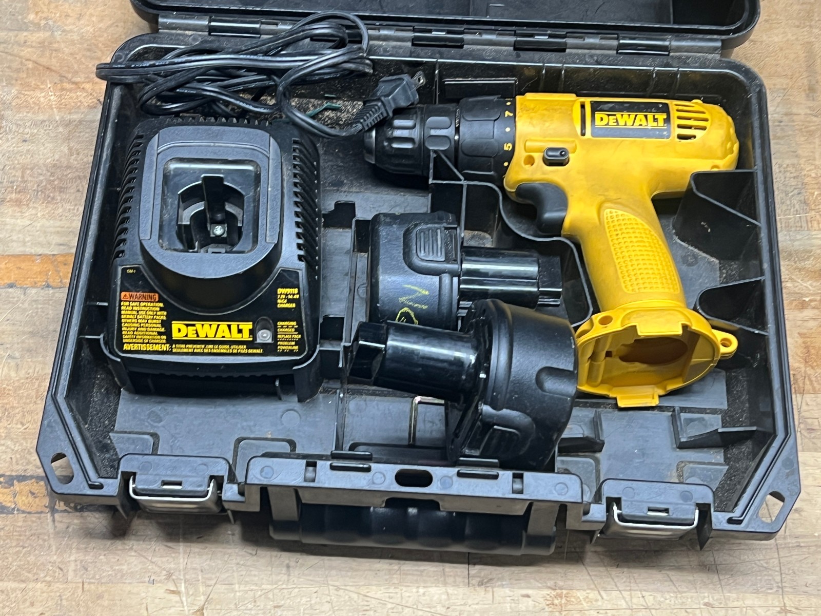 DeWalt DW926 9.6 Volt Cordless Drill Driver , Charger DW9118, Case DEAD battery