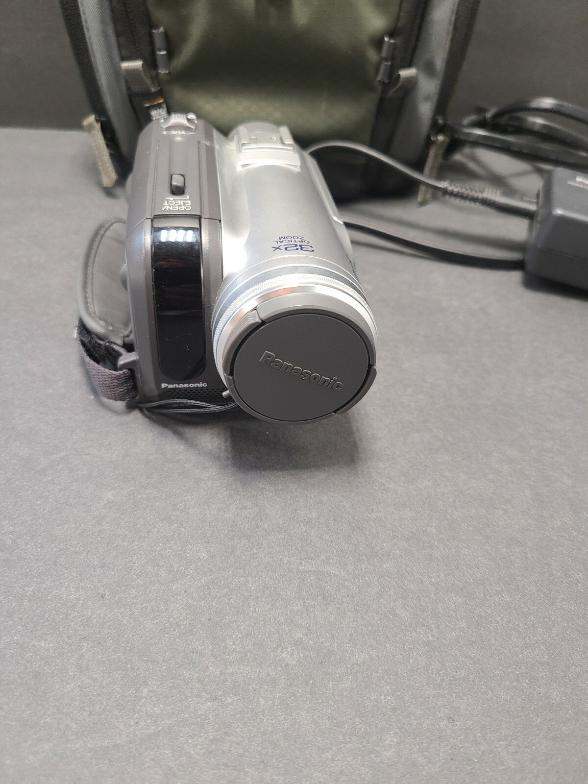 PANASONIC OPTICAL IMAGE STABILIZER 32X OPTICAL ZOOM VIDEO CAMERA WITH CHARGER