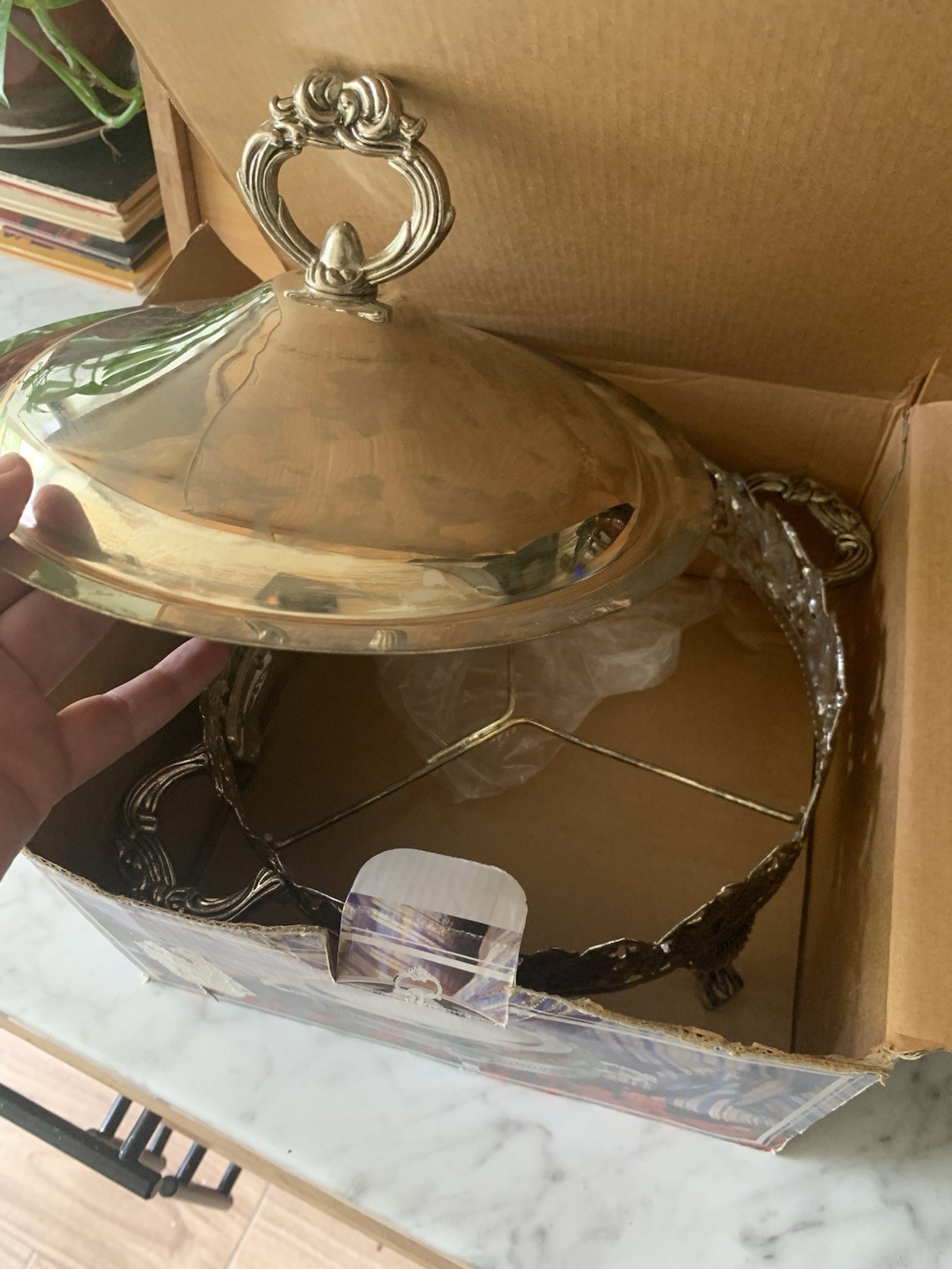 vintage Pyrex cradle 2Qt round with lid and original box silver