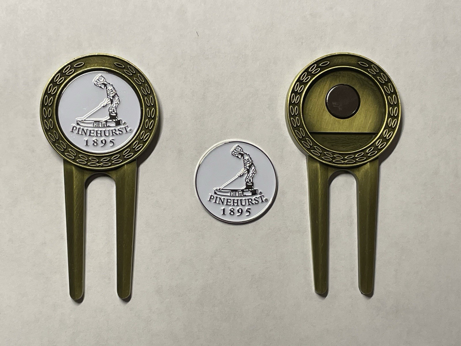 (1) Pinehurst Resort 'Pinehurst No. 2' Divot Tool & 1" Coin Style Golf Marker