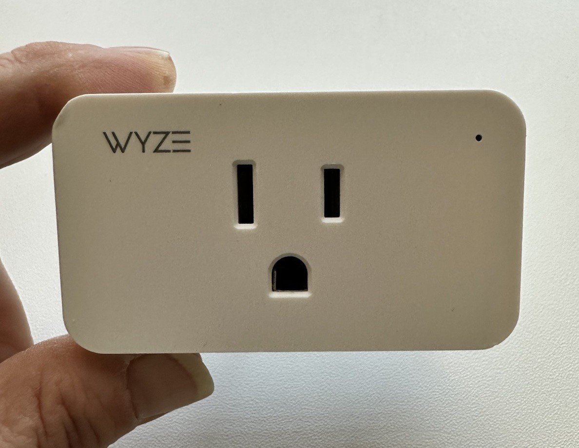 Wyze Plug, 2.4GHz WiFi Smart Plug, White (WLPP1CFH)