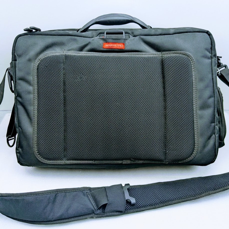 Ogio Technologio, Messenger / Laptop Bag, Two To One Shoulder Strap System, NICE