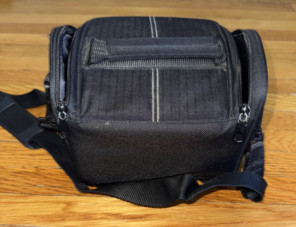 Courier Series Camera Case Size: Medium (5.5" H x 7" W x 5" D)