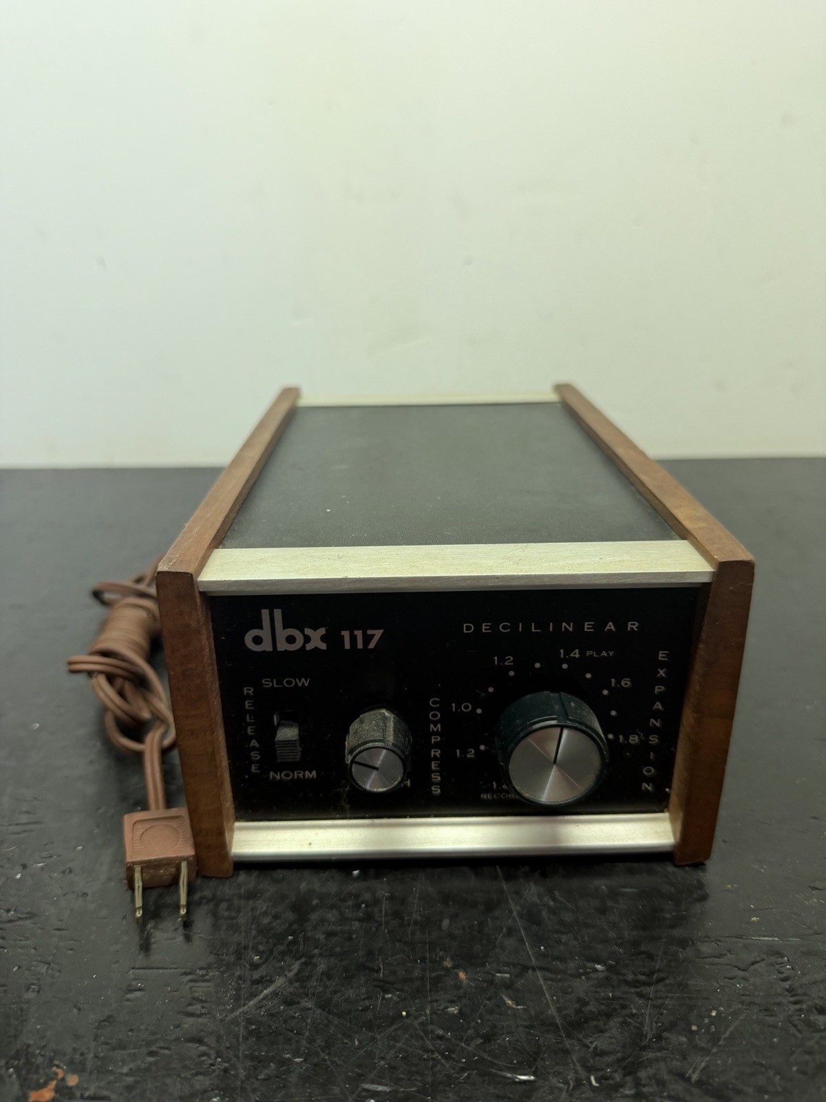DBX 117 Decilinear Compressor Dynamic Range Processor UNTESTED AS IS