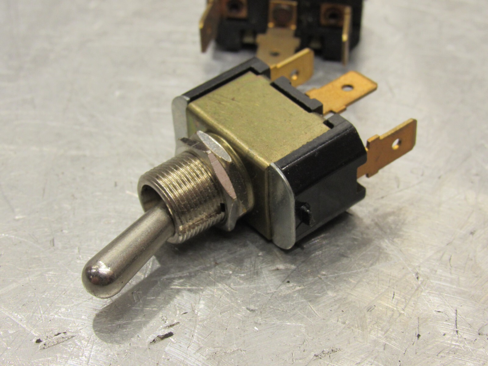 Double-Pole/Single-Throw Toggle Switch On-on on-off 12-24V Heavy-Duty DPST