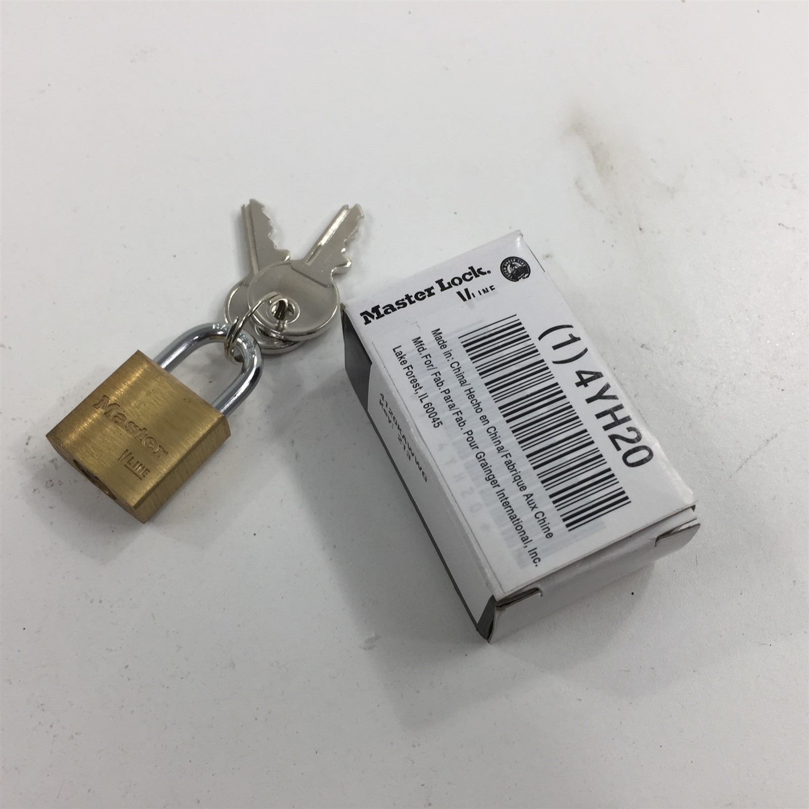 (1) MasterLock 4YH20 V-Line Solid Body Padlock 4120KAWWG 7/16" Shackle Length