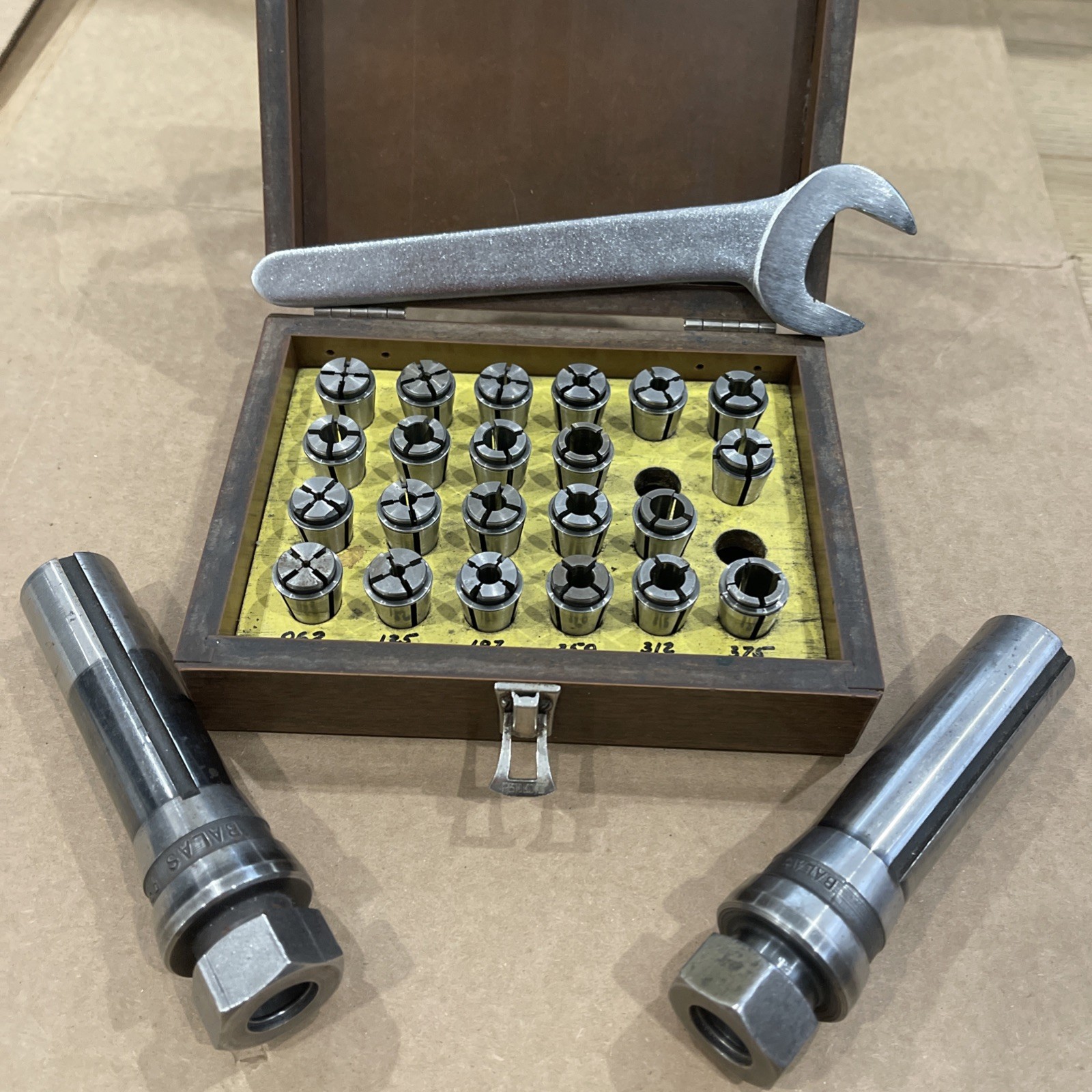 BALAS C3 Collets 22 pieces with two R8 collets with 1” wrench