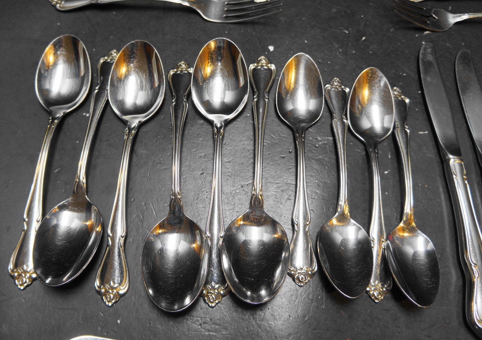 Oneida Arbor Rose True Rose 32 Pieces Flatware Set