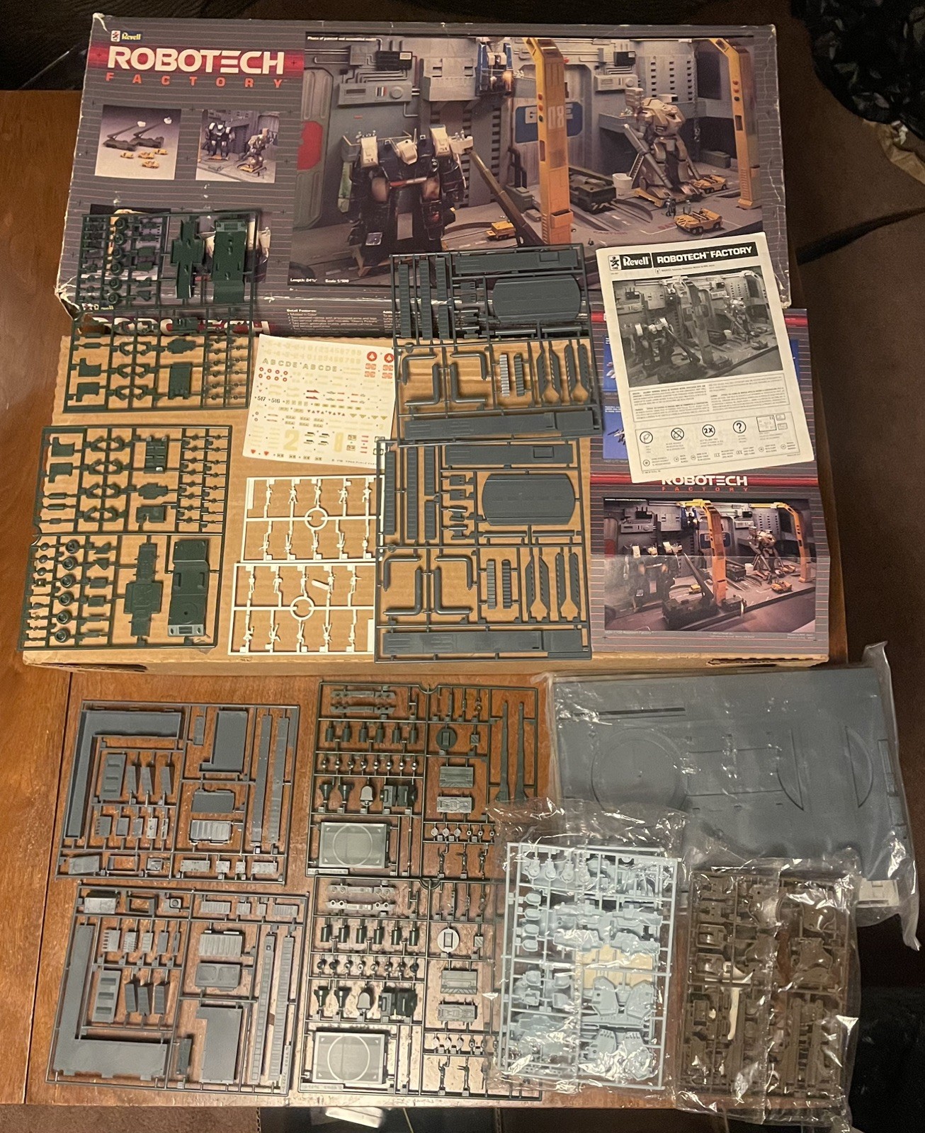 REVELL 1404 Robotech Factory Model Kit 1984 Vintage!