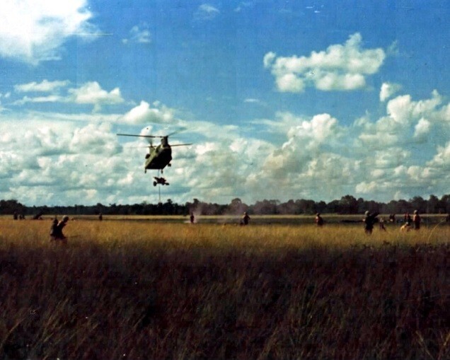 105mm Howitzer flown in by CH-47 Chinook Helicopter 8x10 Vietnam War Photo 755