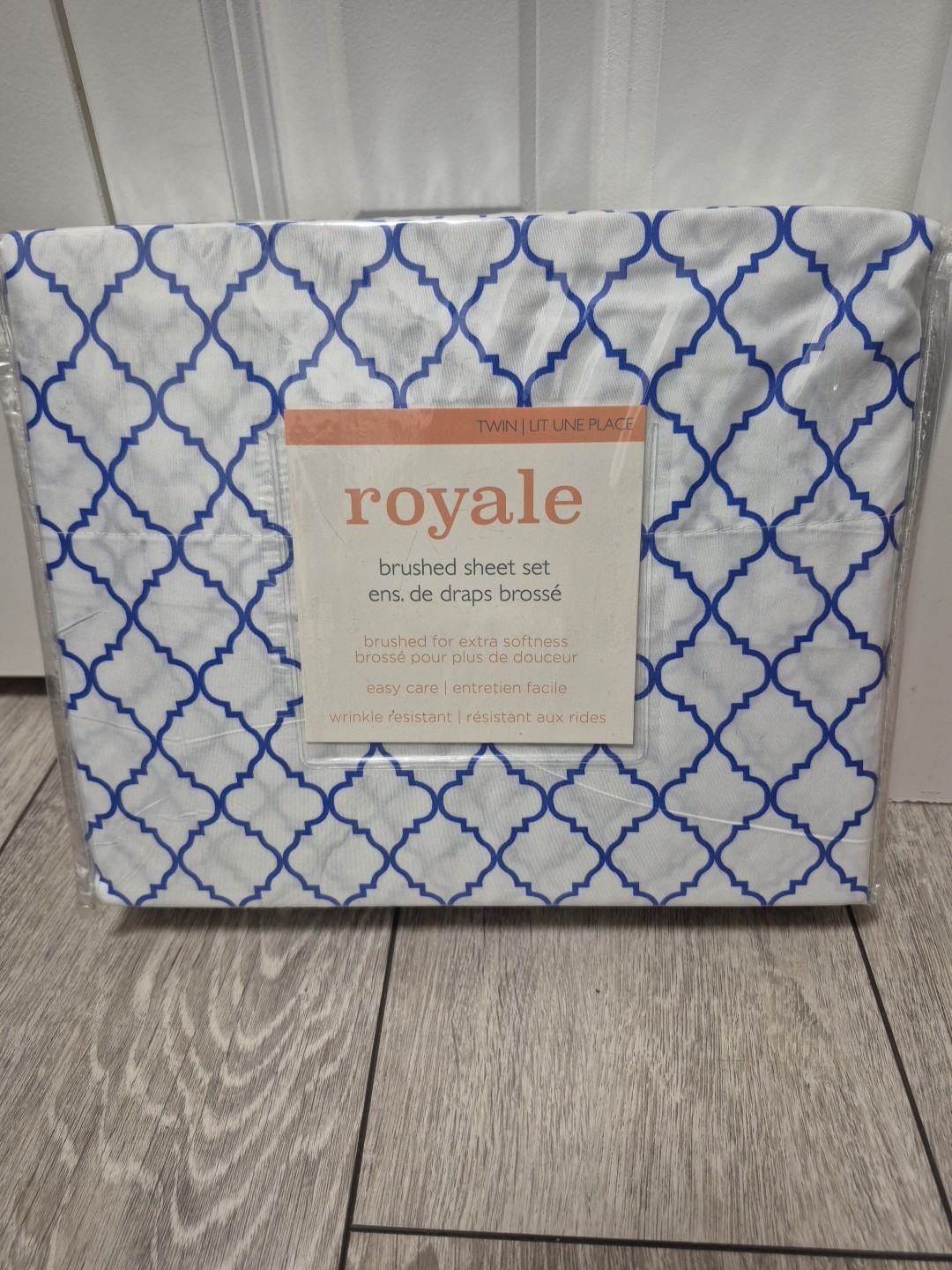 Royale Twin Size White & Blue Quatrefoil Print 3 Piece Sheet Set. 100% Polyester