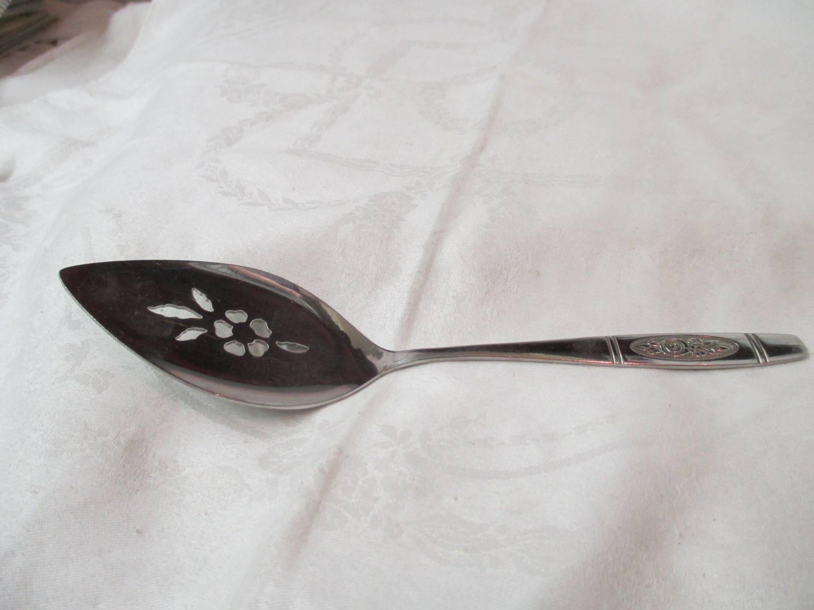 Vintage Distinction Deluxe Oneida HH stainless Pie Server Rose Pendant
