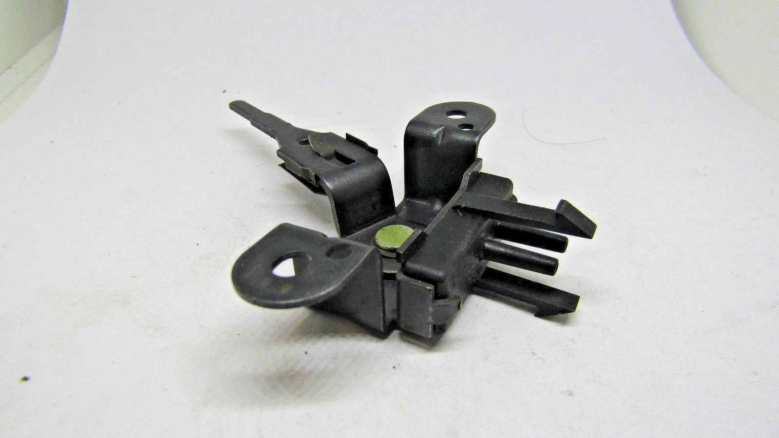 Ford E7TZ-19B888-A Air Conditioner A C Vacuum Selector Damper Door Valve Switch