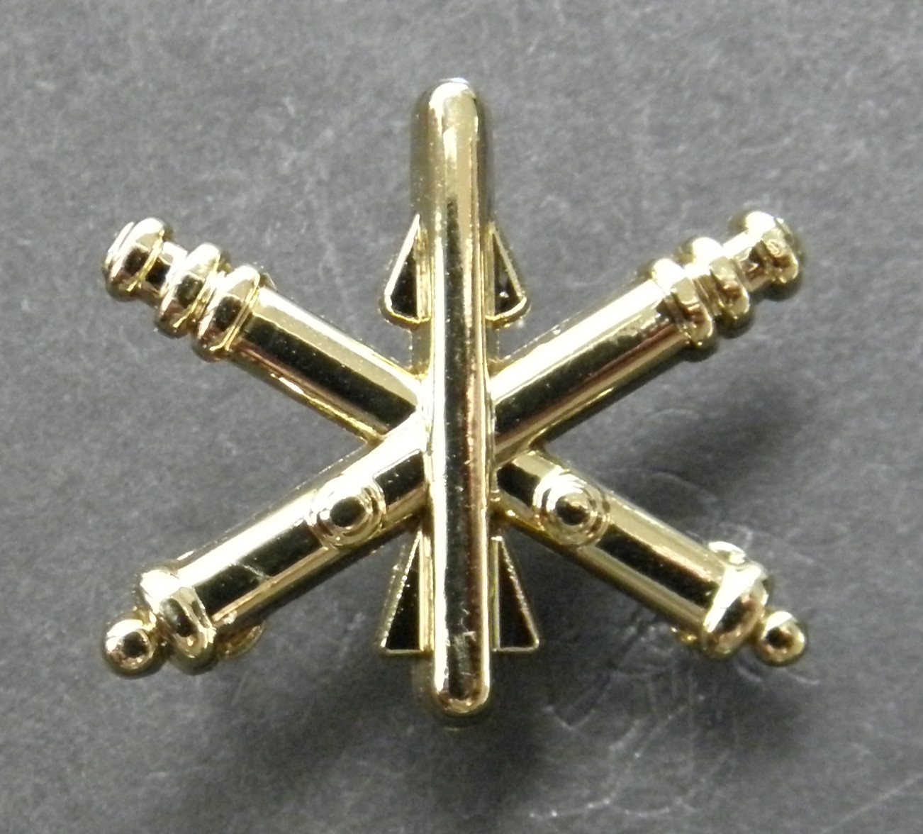 US ARMY ARTILLERY AIR DEFENSE LAPEL HAT PIN BADGE 1 INCH