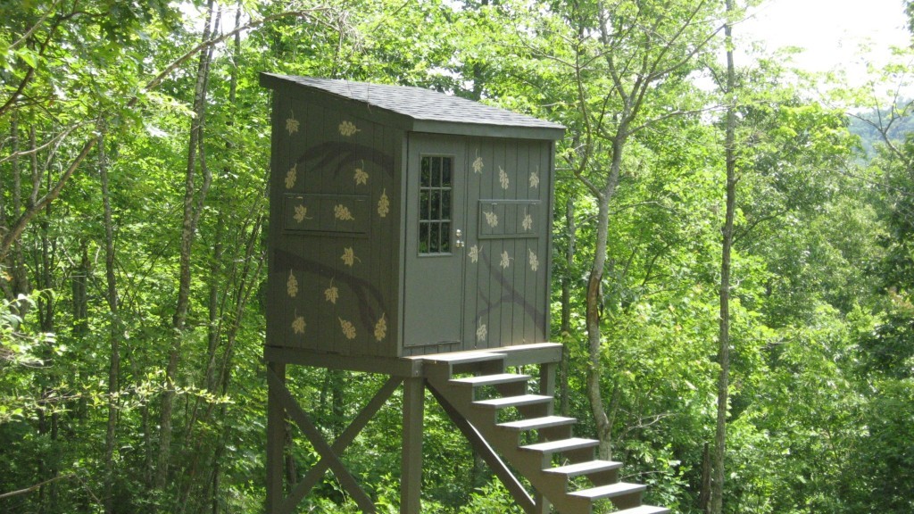 DEER BLIND PLANS 56 PAGE MANUAL WITH DRAWINGS AND PICTURES.