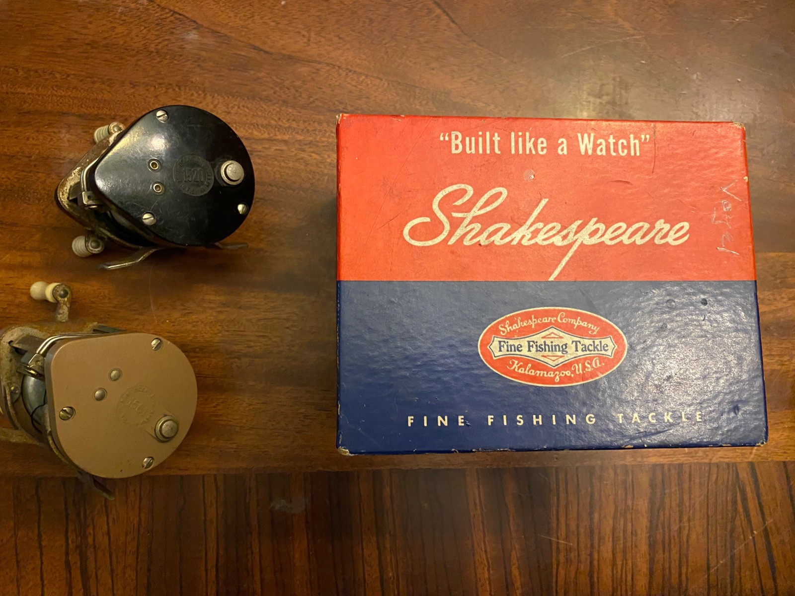 (2) Vintage Fishing Reels, Ocean City 1581 & 1520 in shakespeare 1800 deluxe box