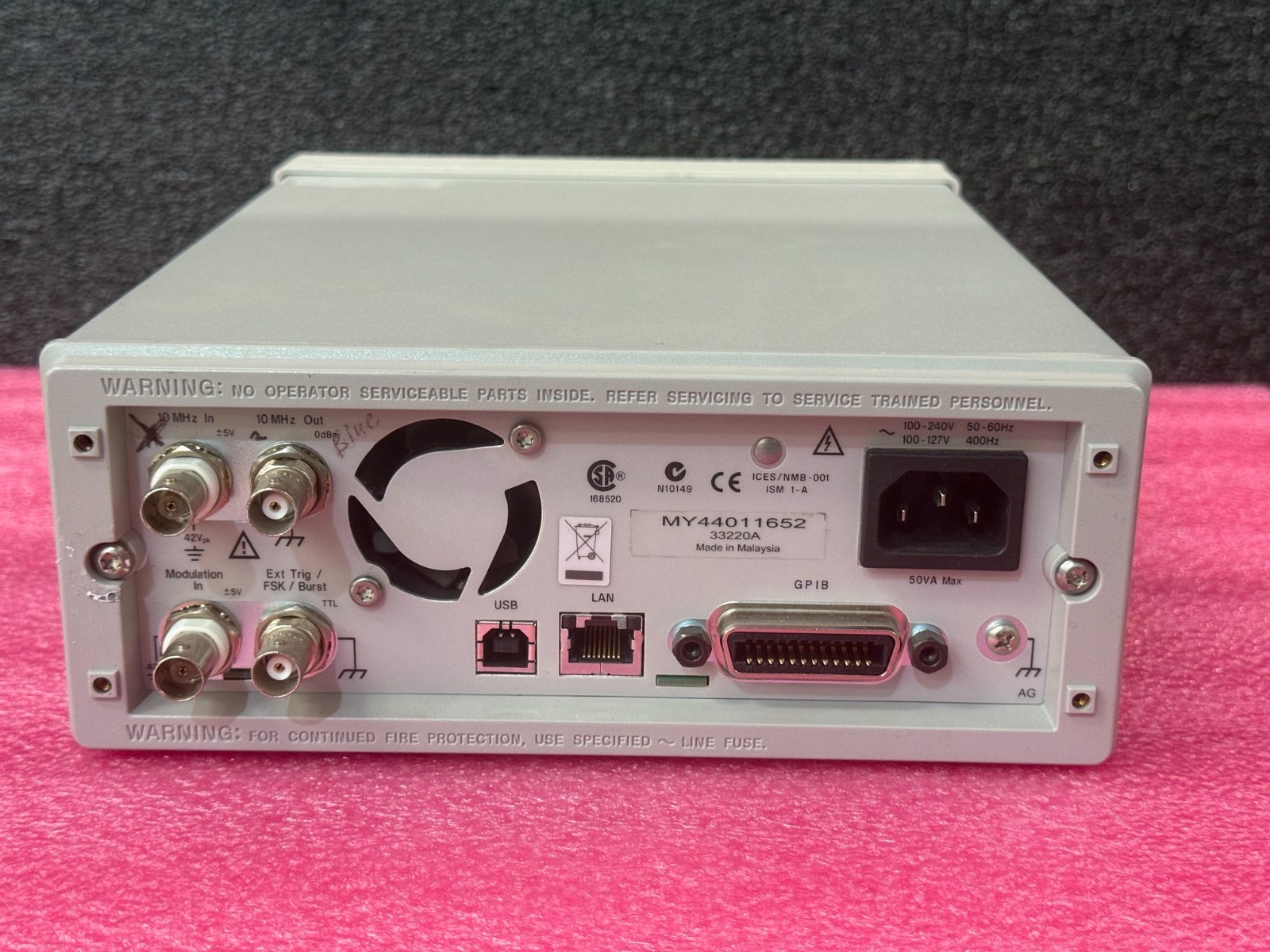 Agilent 33220A Function Generator 20 MHz — Faulty Screen — Powers On